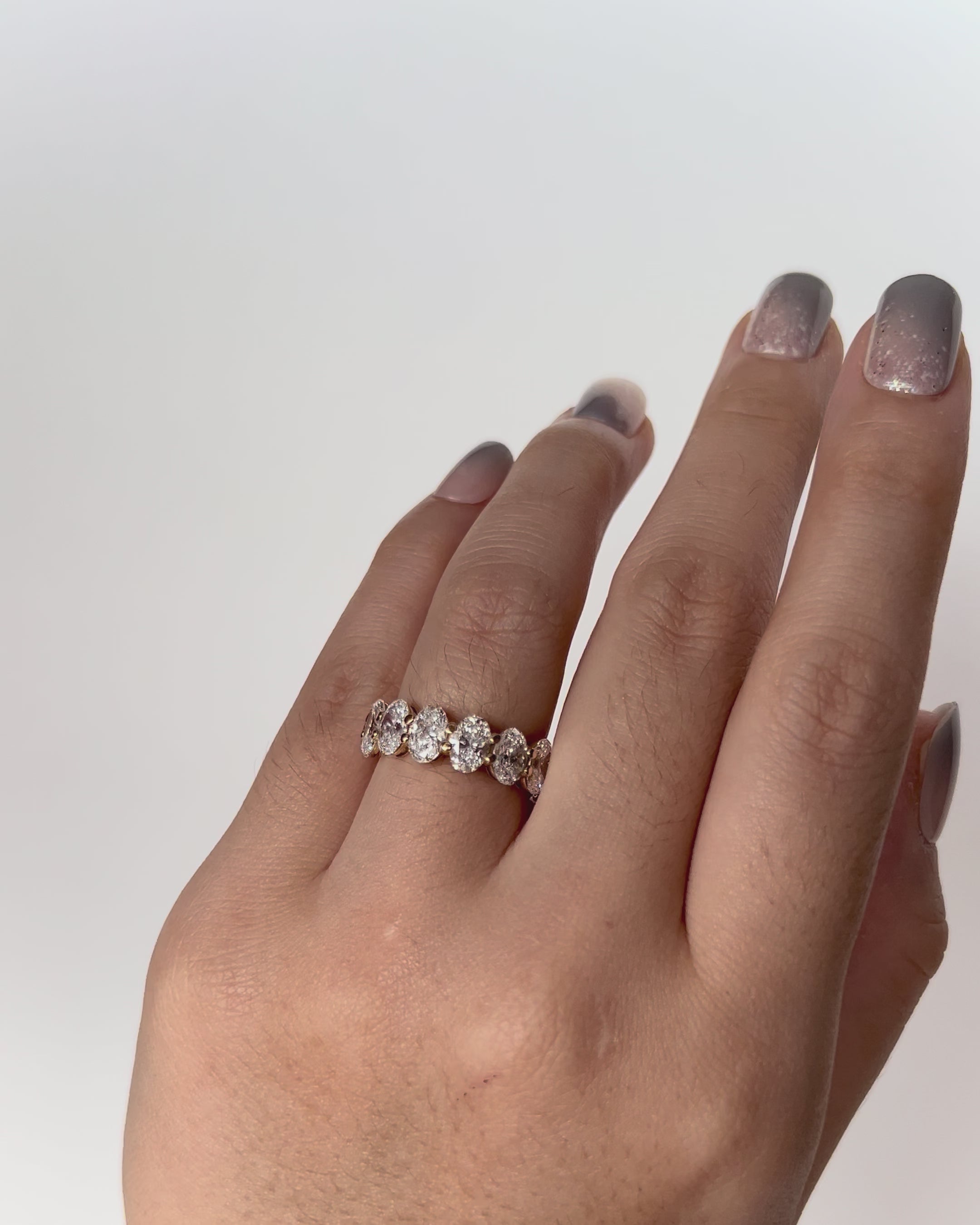 Oval Diamond Ring in 18k yellow gold, featuring 9 oval diamonds totalling approx. 4.00ct, elegant and timeless design.