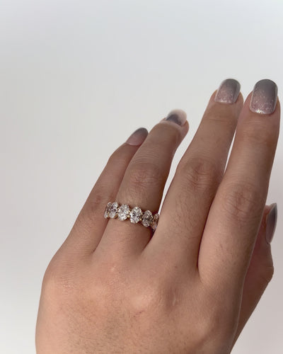 Oval Diamond Ring in 18k yellow gold, featuring 9 oval diamonds totalling approx. 4.00ct, elegant and timeless design.